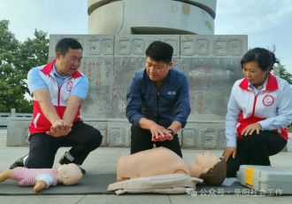 Chinese couple runs ’first-aid stall’ for eight years to teach life-saving skills